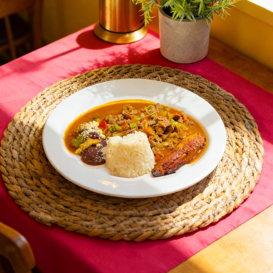 Puntas de filete con arroz y plátano frito
