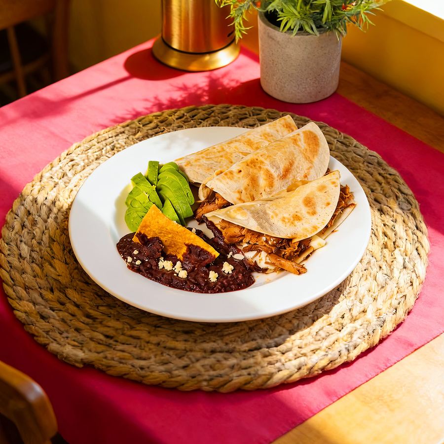 Quesadillas de cochinita con frijoles