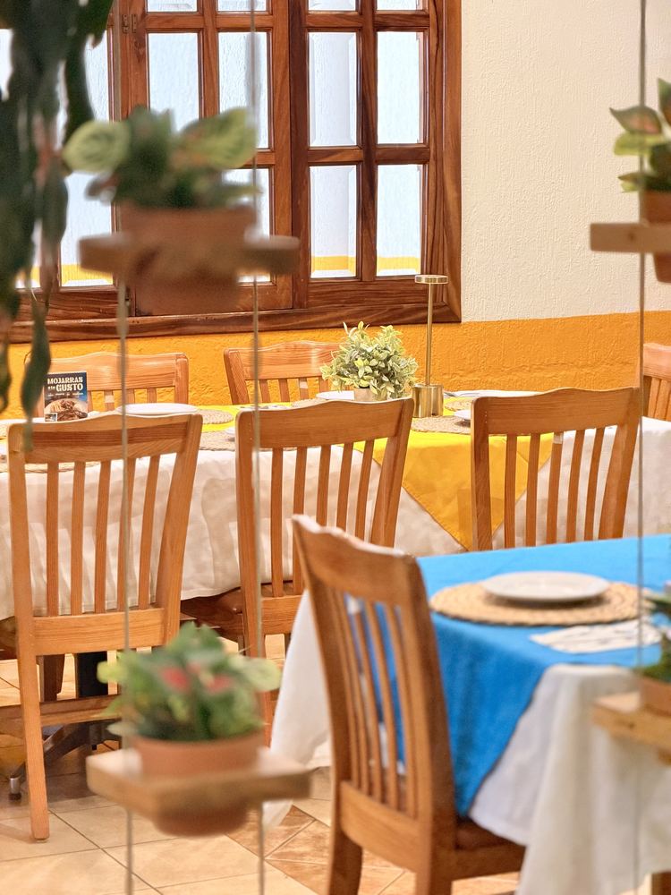 Comedor junto a los ventanales, ideal para reuniones de negocios